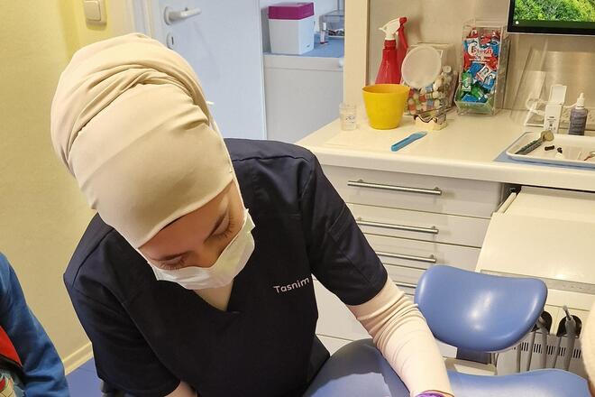 Die Kinder schauen aufmerksam zu