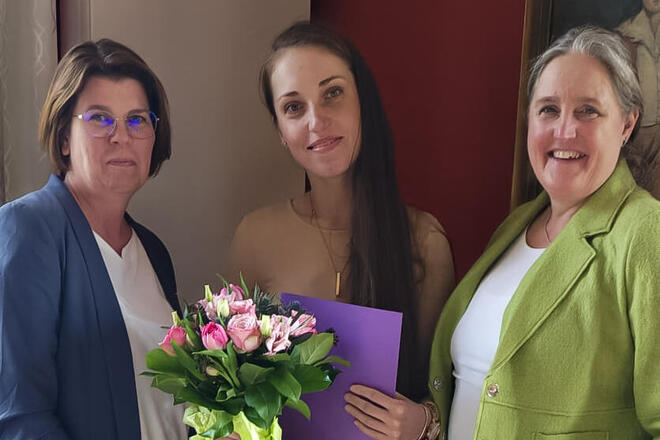 Erste Auszubildende Ambulanter Pflegedienst Stormarn Zwei Mitarbeiterinnen der Johanniter sowie eine Auszubildende lächeln in die Kamera.