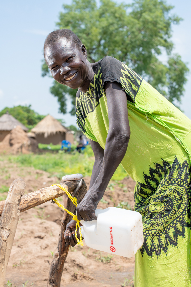 Regina wäscht sich die Hände mithilfe eines Johanniter Kanisters