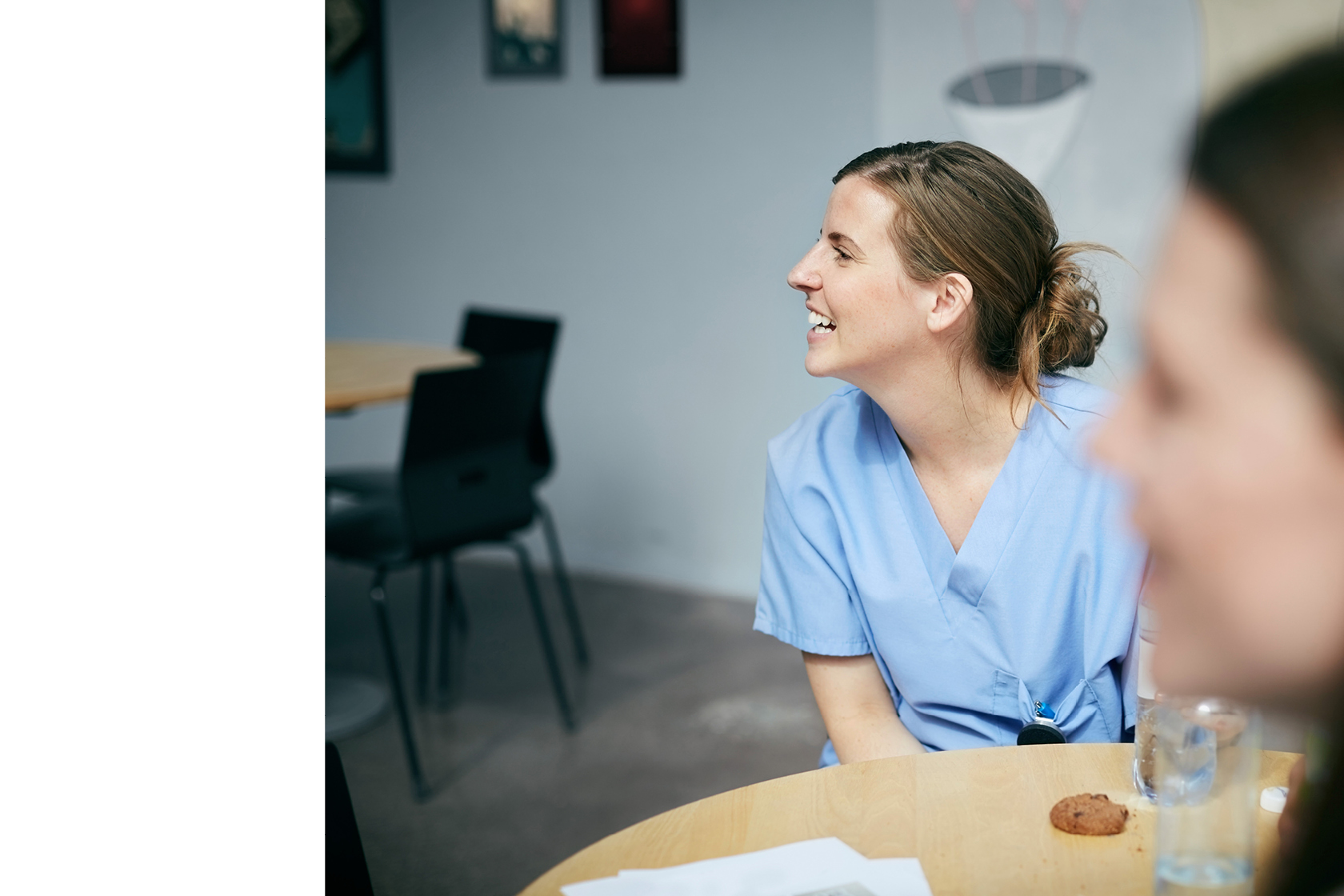 Eine lächelnde Ärztin im Gespräch.