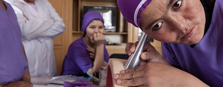 Die Ausbildung von Hebammen leistet einen Beitrag zur Verringerung der Müttersterblichkeit im Land. 