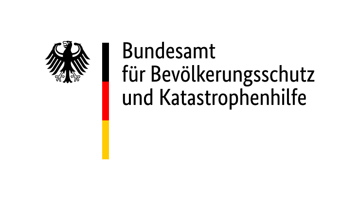 Logo des Bundesamts für Bevölkerungsschutz und Katastrophenhilfe: links der Bundesadler, rechts daneben der Schriftzug „Bundesamt für Bevölkerungsschutz und Katastrophenhilfe“. Der Adler und die Schrift werden durch eine Linie in den Farben Schwarz, Rot, Gold getrennt.