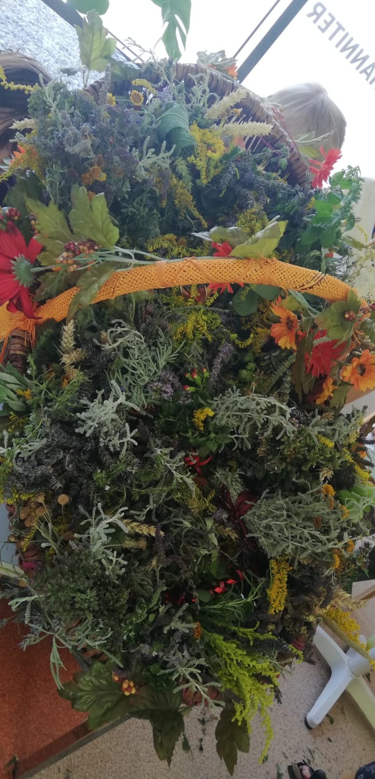 Kräuterbuschen binden in der Tagespflege Mering