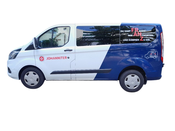 Das Bild zeigt den Beratungsbus in den Farben weiß und blau. Er ist mit dem Johanniter-Logo beklebt.