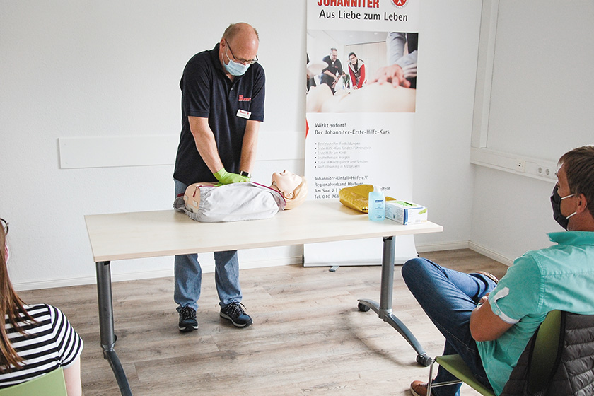 Ein Erste-Hilfe-Trainer demonstriert eine Herz-Lungen-Wiederbelebung