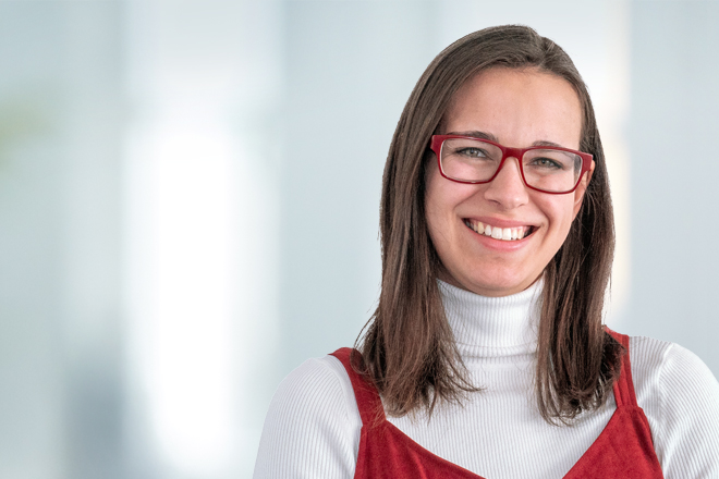 Porträt von Julia Beck, Einrichtungsleitung Kinderkrippe Fürstenfeldbruck.