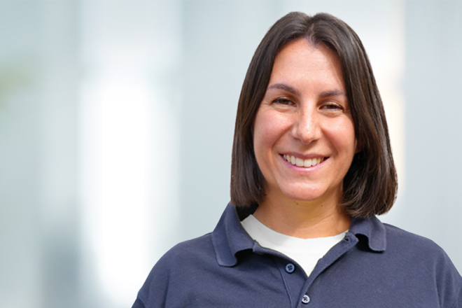 Porträt von Talia León, Einrichtungsleitung Waldkindergarten Krailling.