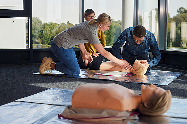 Erste Hilfe Kurs mit einer Puppe