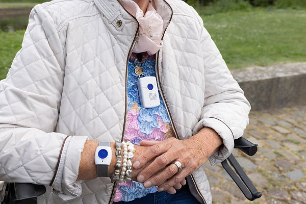 Kombinotruf getragen von einer älteren Dame