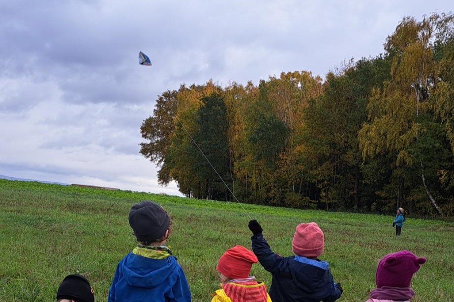 Kinder lassen Drachen steigen.