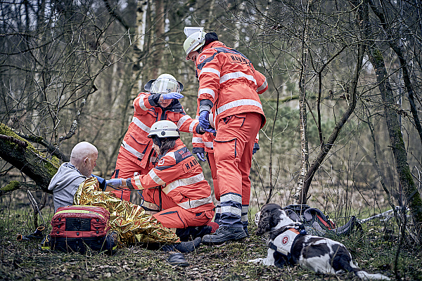 Vermisste Person gefunden und Erste-Hilfe-Maßnahmen vor Ort eingeleitet.