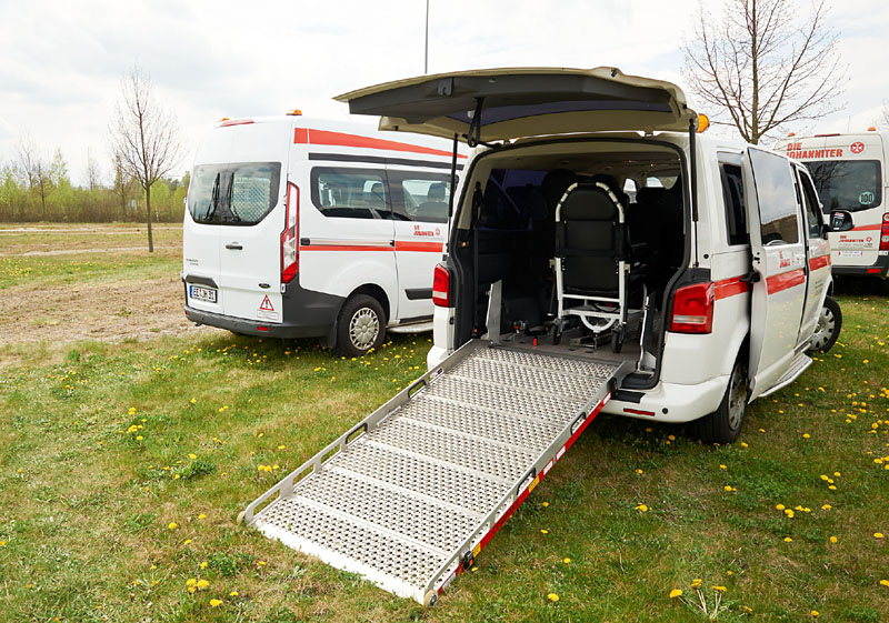 Ein Auto des Behindertenfahrdienstes der Johanniter in Cottbus und Spree-Neiße.