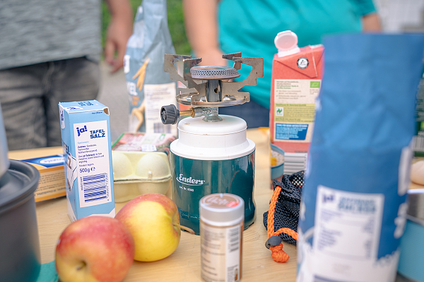 Nahrungsmittel und ein Gaskocher zur Vorsorge auf einem Tisch.