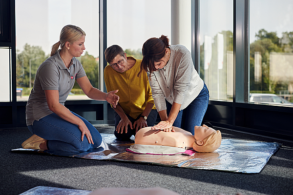 Übung zu Widerbelebungsmaßnahmen beim Erste-Hilfe-Kurs an einer Puppe