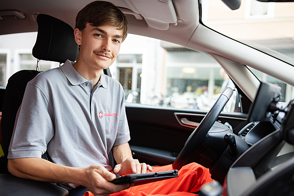FSJler im Fahrdienst sitzt im Fahrzeug