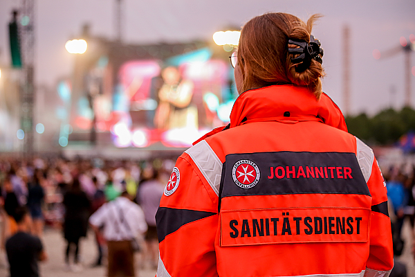 Sanitätsdienst bei einem Konzert in München, Kollegin von hinten zu sehen
