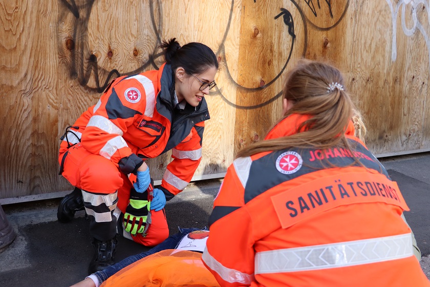 Zwei Sanitäterinnen der Johanniter helfen einer Passantin am Rosenmontag in Mainz.