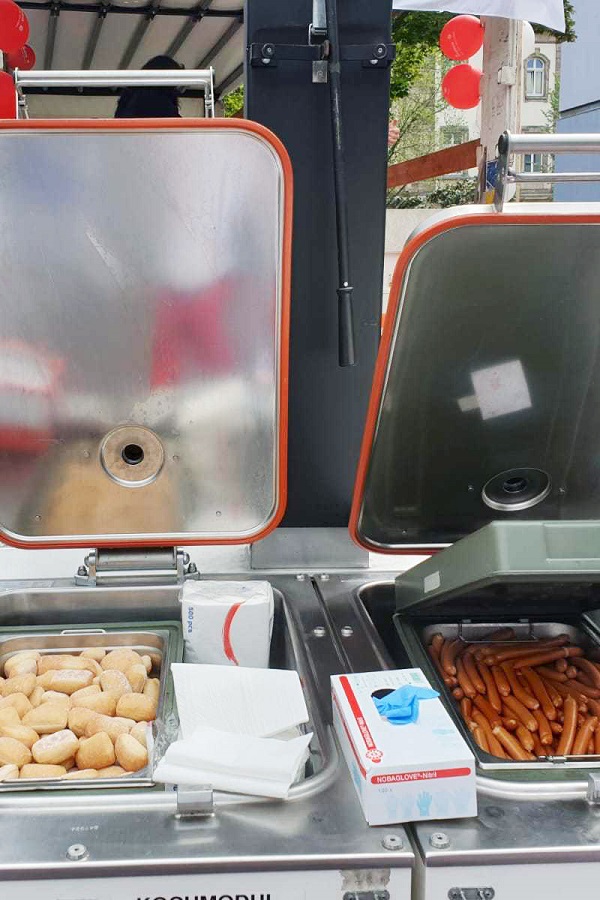 Der Betreuungszug der JUH präsentiert sich beim Umzug des Zissel-Volksfests in Kassel und versorgt die Zuschauer.