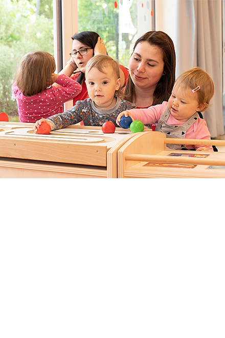 Kindergarten-Kinder und Erzieherin.