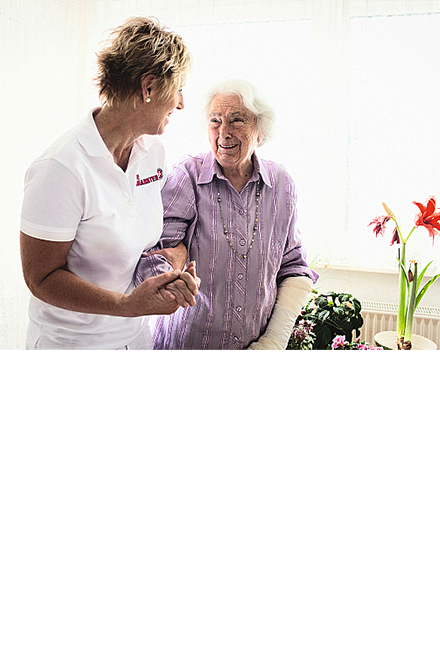 Seniorin mit ambulanter Pflegerin