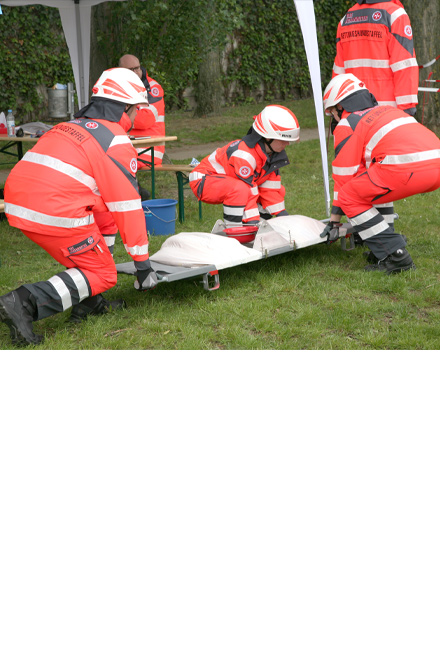 Aus- und Weiterbildung: Rettungskräfte üben mit Trage
