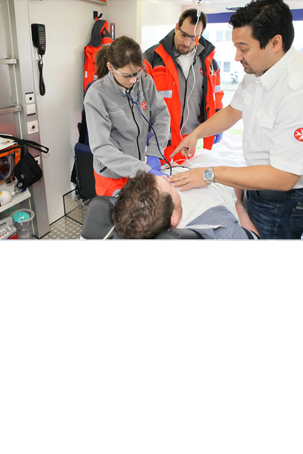 Ausbildung im Rettungsdienst: Lehrkräfte demonstrieren Methoden