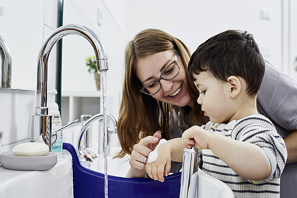 Lachende junge Mitarbeiterin in der Kinder- und Jugendhilfe
