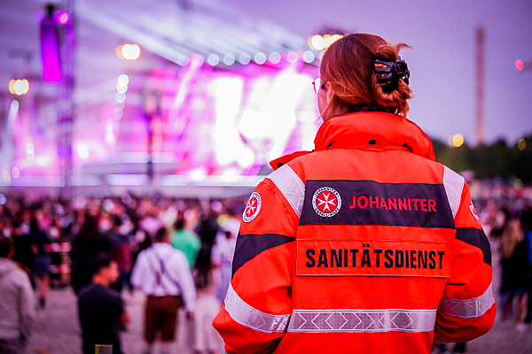 Johanniterin bei Sanitätsdienst auf einem Konzert