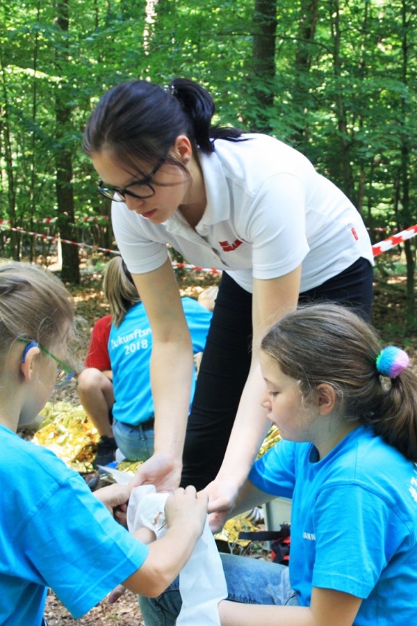 Die Kinder lernen im Projekt #Zukunftsretter spielerisch die Grundlagen der Ersten-Hilfe und haben viel Spaß dabei.
