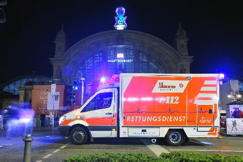 Rettungswagen vor Frankfurter Hauptbahnhof