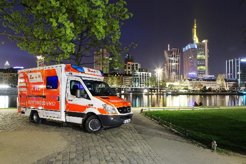 Rettungswagen vor Frankfurter Skyline