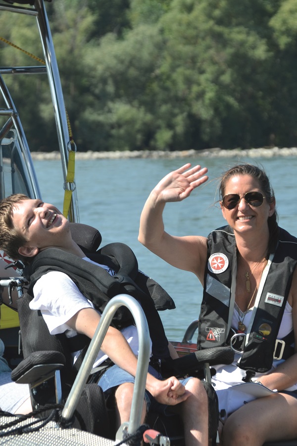 Kind im Rollstuhl auf Rettungsboot