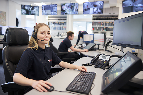 Eine Mitarbeiterin der Hausnotrufzentrale bei der Arbeit.