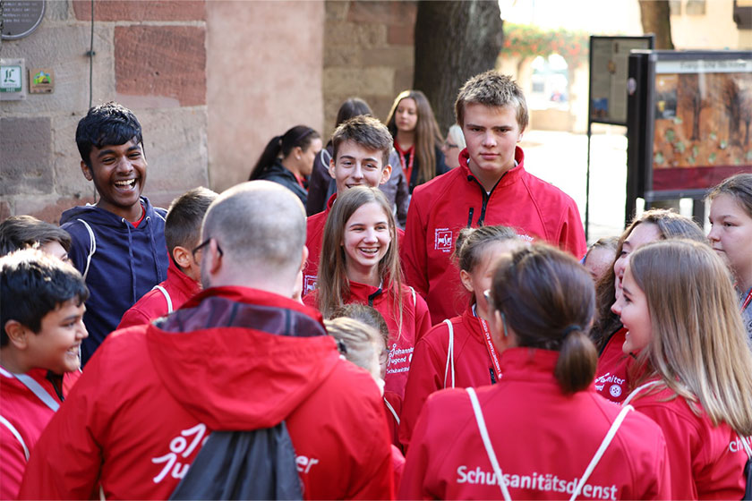 Schulsanitäter*innen stehen im Kreis.