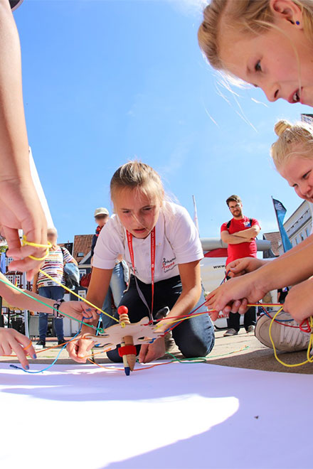 Schulsanitäter*innen stehen im Kreis.