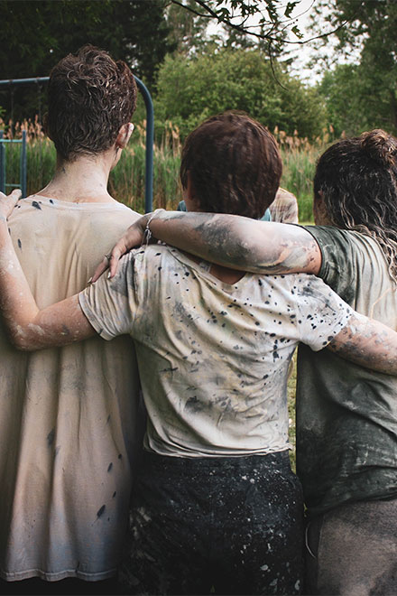 Junge Menschen nehmen sich in die Arme