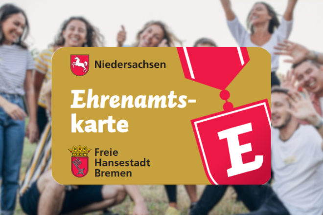 Bild der Ehrenamtskarte vor einer Gruppe Jugendlicher