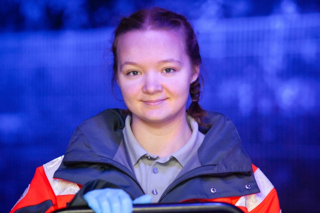 Ehrenamtliche der Johanniter im Sanitätsdienst blickt in die Kamera