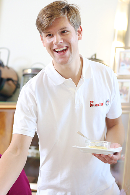Ein Mitarbeiter hält einen Teller in der Hand