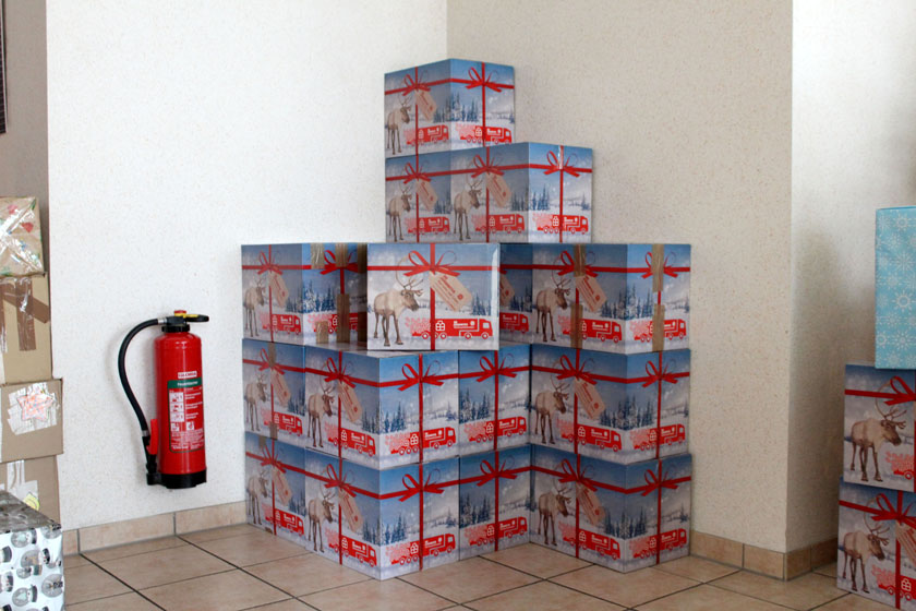 Im Flur der Regionalgeschäftsstelle der Johanniter aus Südniedersachsen stehen 22 gelieferte Pakete aus Gronau.