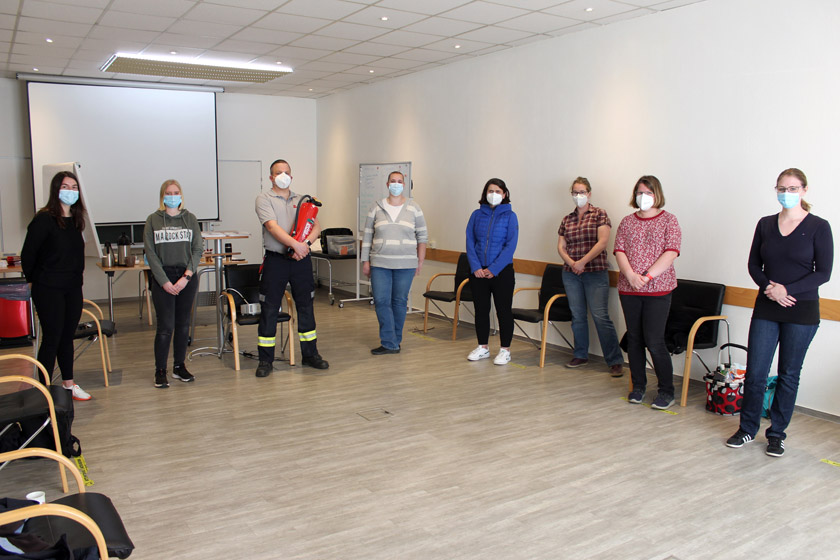 Teilnehmerinnen und Einrichtungsleitung gemeinsam mit Brandschutzbeauftragtem Marvin Pleiß. 