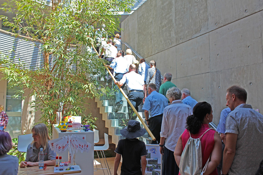 Besucherinnen und Besucher folgen Dienststellenleiter Sebastian Multhoff für einen Rundgang durch die neue Dienststelle in Holzminden.