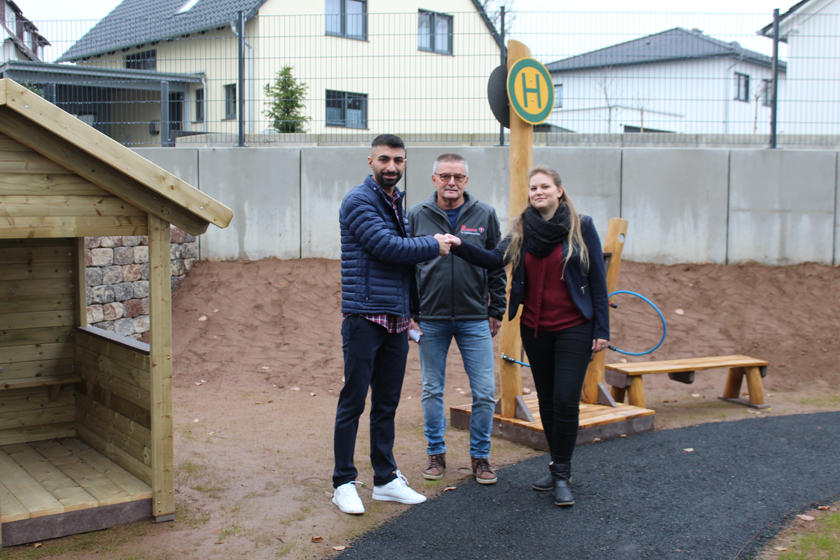 Spender, Kita-Leitung und Dienststellenleiter stehen im Außengelände der Kita am Wieter. 