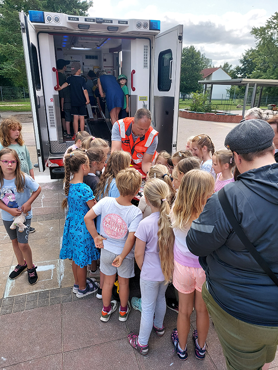 Großer Andrang beim Notfallkoffer, den Rene Maaß den Kindern geduldig erklärt. 