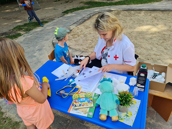 Erzieher der Johanniter-Kita Gänseblümchen schlüpften in die Rolle von Ärzten und Krankenschwestern. 