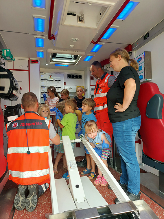 Die Johanniter-Notfallsanitäter erklären den Kindern das Innere des Rettungstransportwagens und wie verletzten Personen hier geholfen werden kann. 