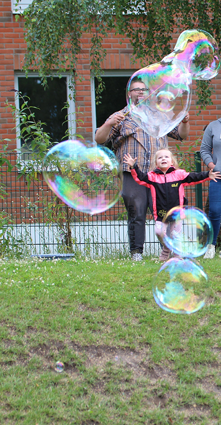 Riesenseifenblasen begeisterten Kinder und Eltern beim Sommerfest der Johanniter-Kita Zwergenparadies in Leezen