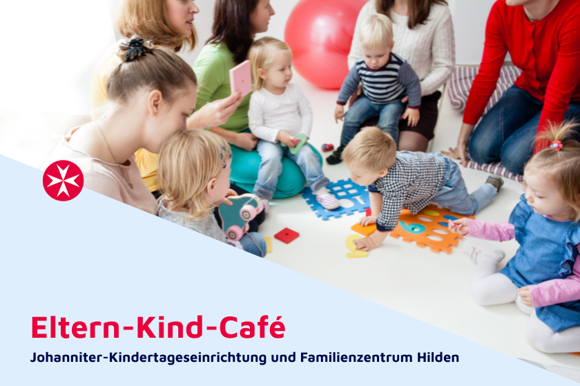 Eine Gruppe von Müttern sitzt auf dem Boden, auf dem Schoß bzw. vor ihnen Kinder im Krabbelalter. Im Textfeld steht "Eltern-Kind-Café Johanniter-Kindertageseinrichtung und Familienzentrum Hilden"