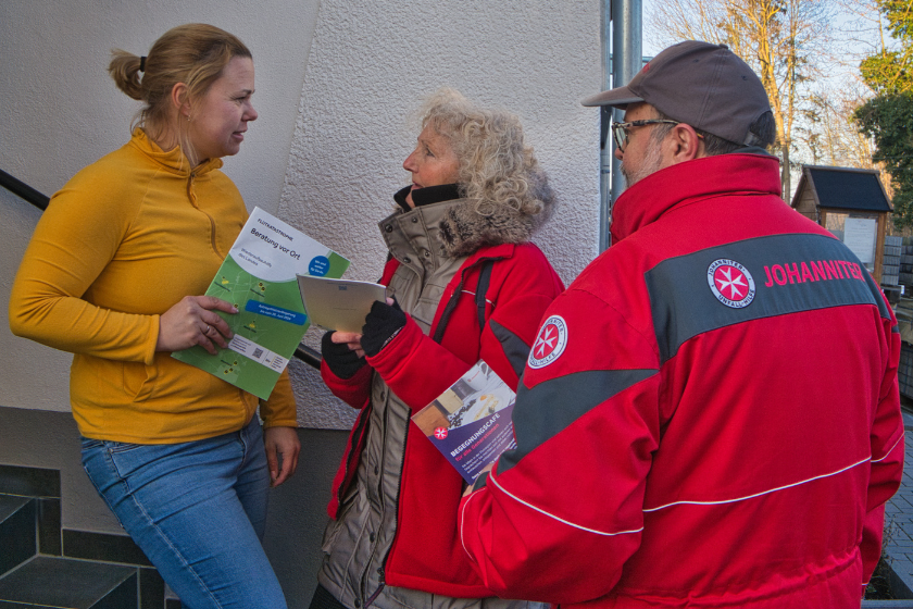 Mitarbeitende der Hochwasserhilfe unterstützen Betroffene mit vielen Angeboten