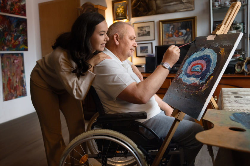 Petr malt und Anna kann entspannen - dank des Hausnotruf-Knopfs